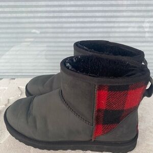 UGG Classic Mini Men’s Black/Red Buffalo Plaid Wool Lined winter Boots Size 9
